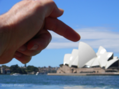 Pointing to the opera house (800x600)